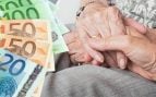 Personas mayores cuidan el dinero