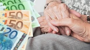 Personas mayores cuidan el dinero
