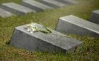 Una lápida con flores en un cementerio. Foto: Magnific.