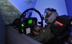 Piloto militar entrenando en un simulador de vuelo de un caza F-16