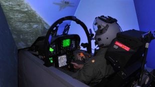Piloto militar entrenando en un simulador de vuelo de un caza F-16