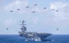 Portaaviones USS Abraham Lincoln navegando con aviones y helicópteros de su grupo aéreo en formación