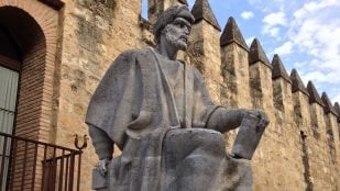 Estatua de Averroes (Ibn Rushd) en Córdoba, España. Foto: Saleemzohaib / Wikimedia Commons (CC0).