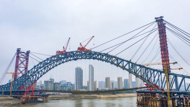 Construcción de un puente sobre un río en China