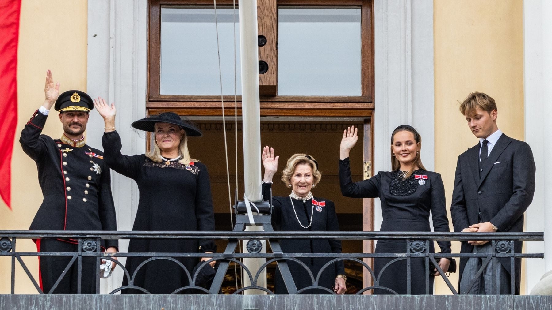 El rey Haakon VIII, la reina Mette-Marit, la princesa heredera Ingrid Alexandra, el príncipe Sverre Magnus y la reina Sonia. (Foto: Getty)
