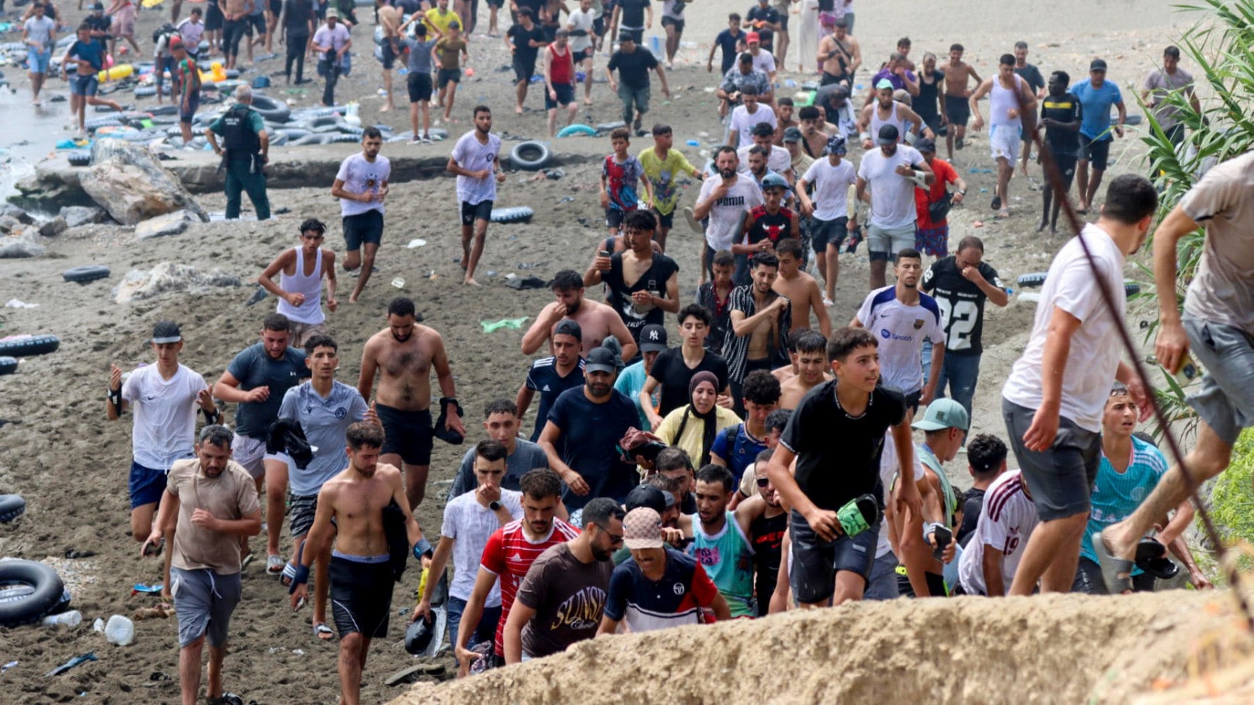 El CNI avisó al Gobierno un día antes de la invasión de Ceuta que había 180.000 seguidores dispuestos al asalto