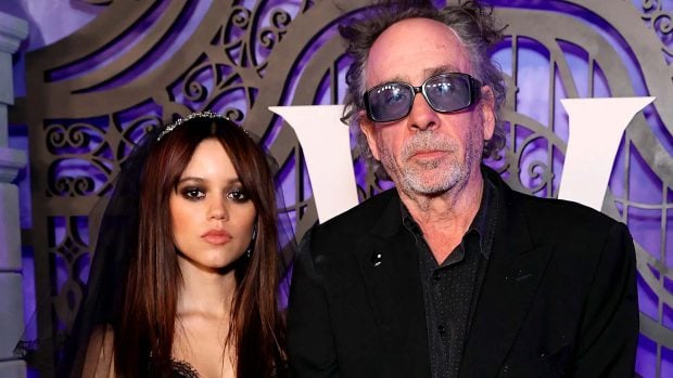 Imagen de Jenna Ortega y Tim Burton en la promoción de Netflix.