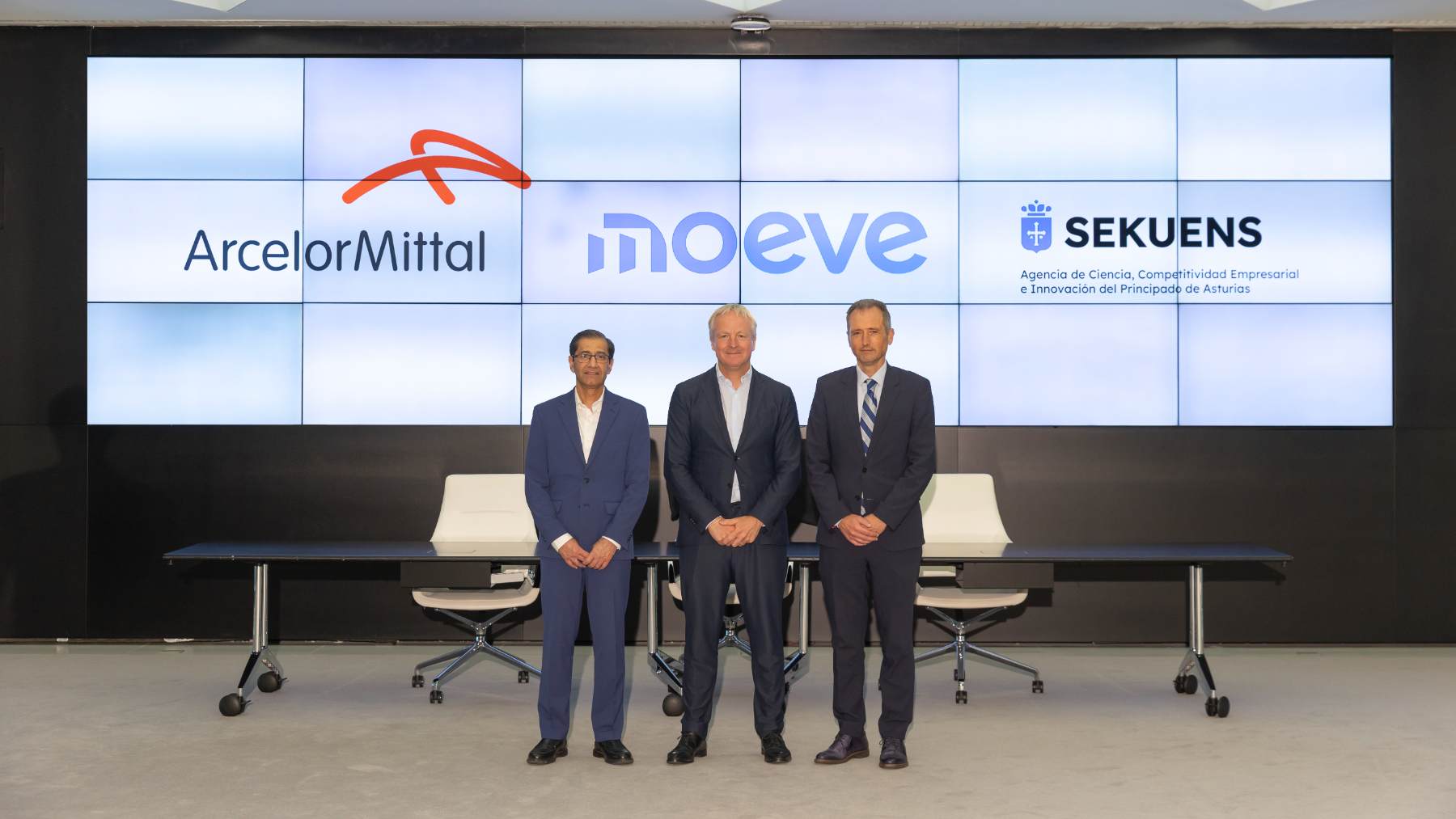 Pinakin Chaubal, director de tecnología de ArcelorMittal, Maarten Wetselaar, CEO de Moeve, y David González, director ejecutivo de Sekuens.