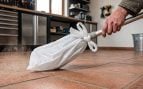 Poner una bolsa de plástico en el cepillo antes de barrer: por qué recomiendan hacerlo y para qué sirve