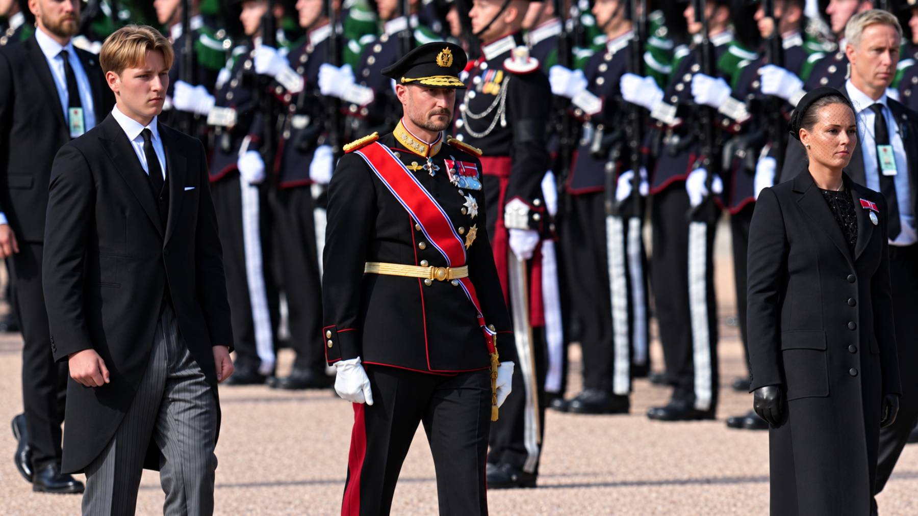 El rey Haakon junto a sus hijos, la princesa Ingrid y el príncipe Sverre. (Foto: Getty)