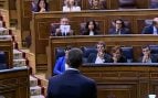 Abascal muestra a Sánchez una a una las letras de «traidor» mientras el presidente le responde