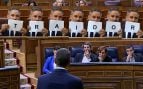 Abascal muestra a Sánchez una a una las letras de «traidor» mientras el presidente le responde