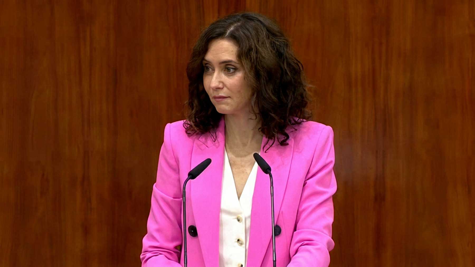 Ayuso sobre Sánchez: El que se llama a sí mismo perro, sí tiene dueño, como todos los perros que duermen en un palacio