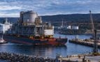 Recreación con IA de una central nuclear transportable llegando por barco a una instalación costera