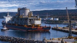 Recreación con IA de una central nuclear transportable llegando por barco a una instalación costera