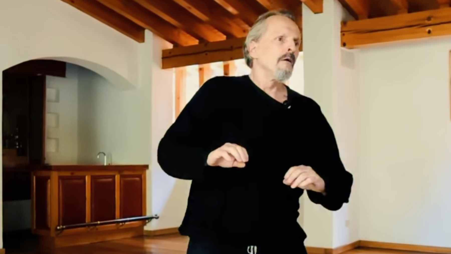 Miguel Bosé en su casa. (Foto: Europa Press)