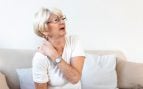 Una mujer con dolor articular. Foto: Freepik - @stefamerpik