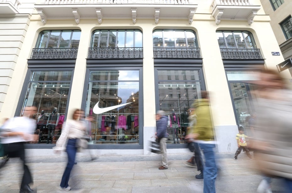 Nike pierde 210.000 millones y 18 años de historia en bolsa: las claves que han roto al gigante del deporte