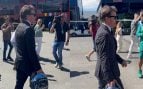 Fernando Alonso irrumpe en Madring completamente trajeado y con su casco especial en la mano