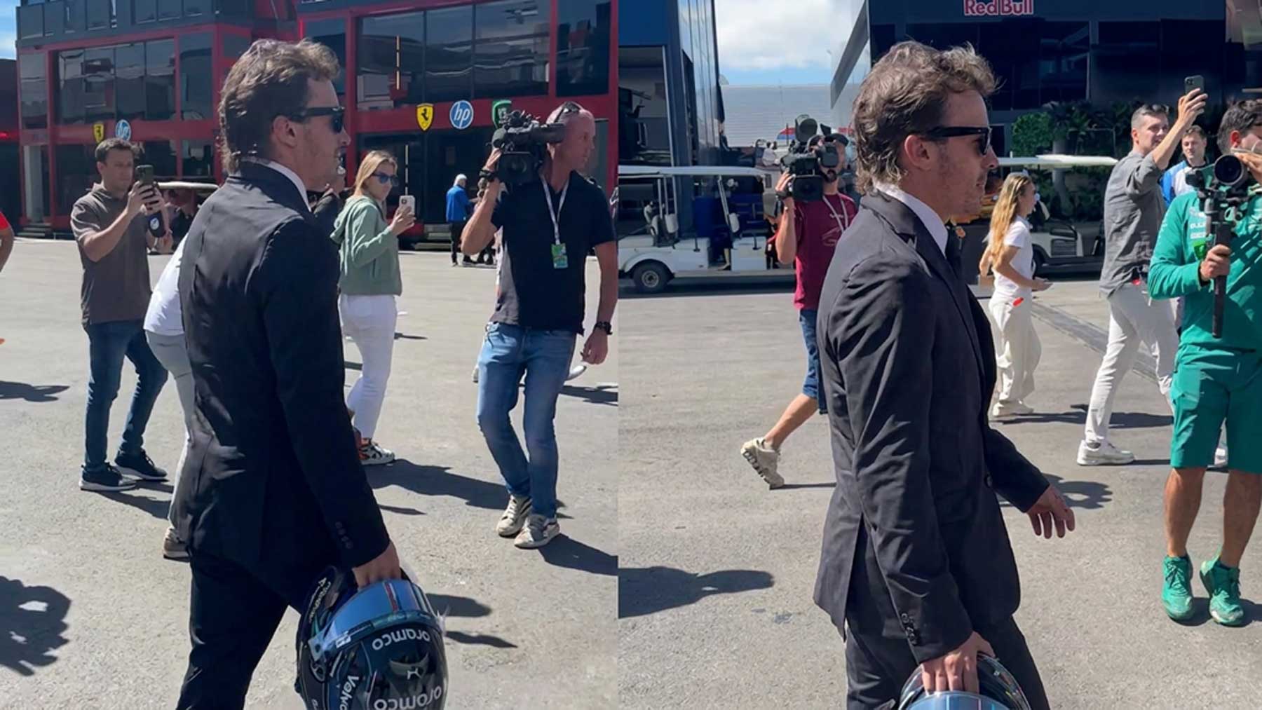 Fernando Alonso irrumpe en Madring completamente trajeado y con su casco especial en la mano