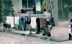 Inmigrantes ilegales llegados en patera duermen y tienden su ropa en las butacas de la Estación Marítima de Palma