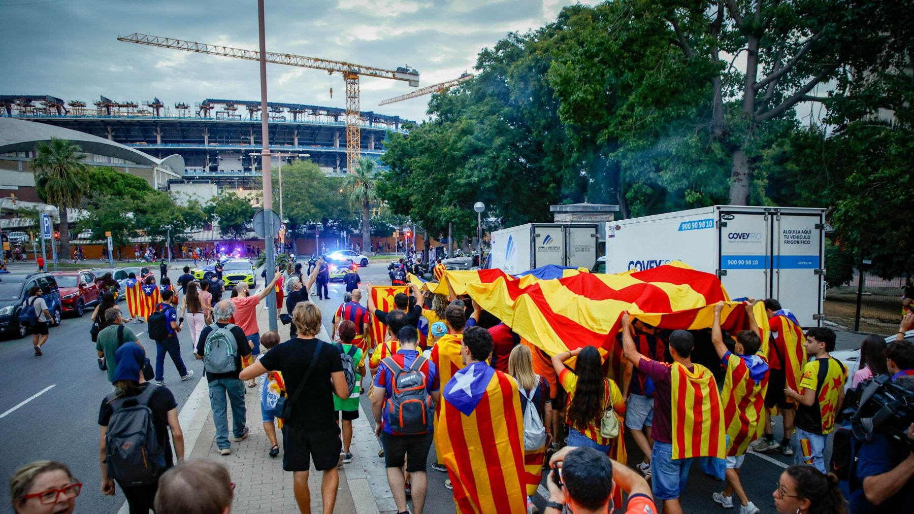 Los socios de Sánchez piden al Gobierno que suspenda de empleo y sueldo a los policías que retiren esteladas