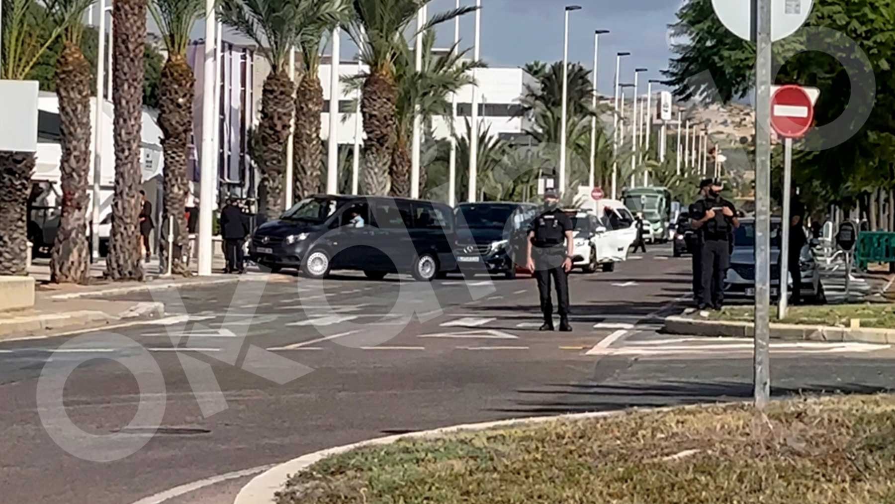 Sánchez desembarca en Elche entre un enorme despliegue policial y un perímetro blindado para evitar abucheos