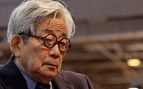 Kenzaburō Ōe, en una conferencia en el Salón del Libro de París (2012). Foto: Thesupermat / Wikimedia Commons (CC BY-SA 3.0).