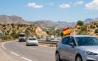 personas que llevan la bandera de España en su coche