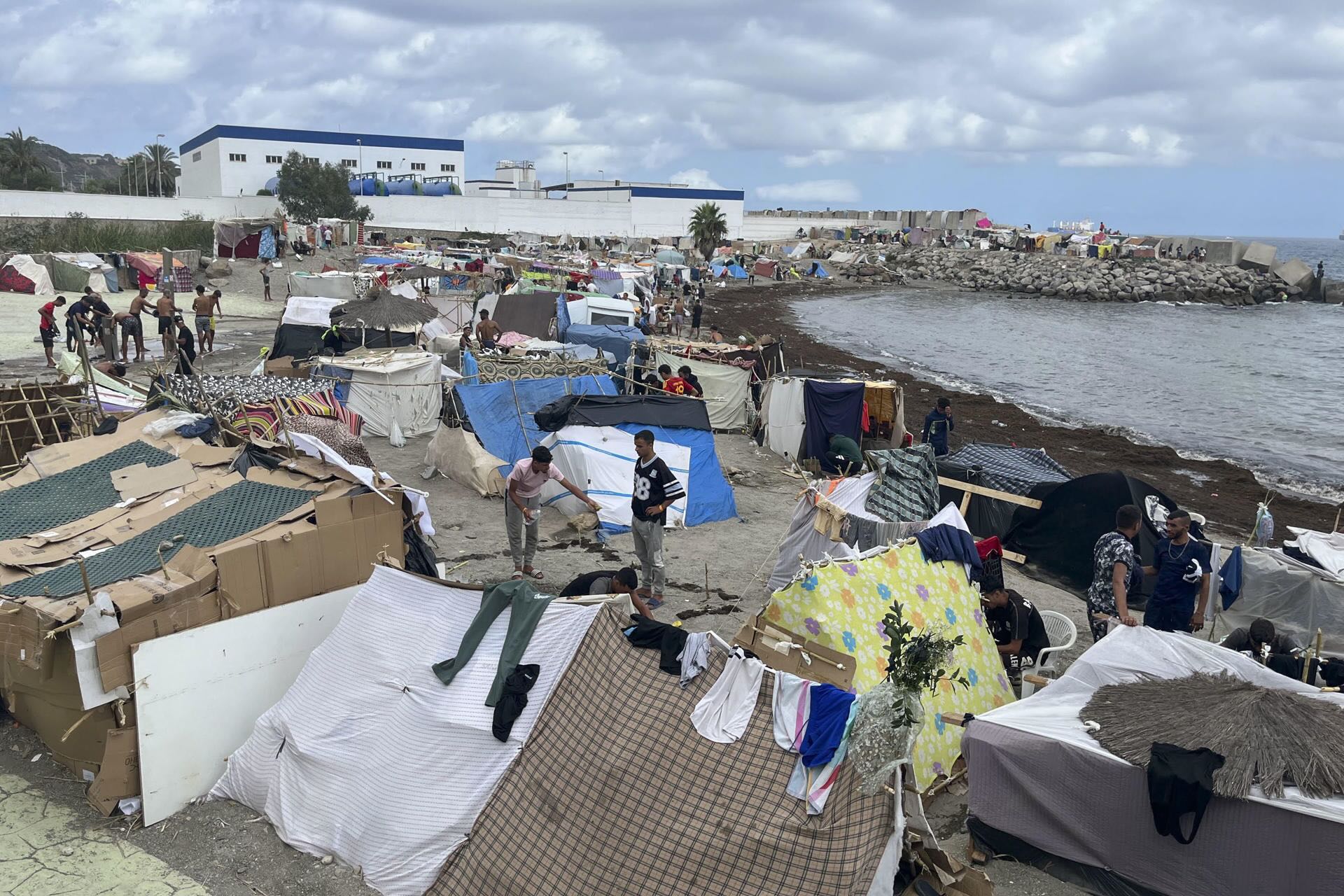 Un nuevo campamento de inmigrantes pone en alerta el puerto de Ceuta: Hace falta un refuerzo policial urgente