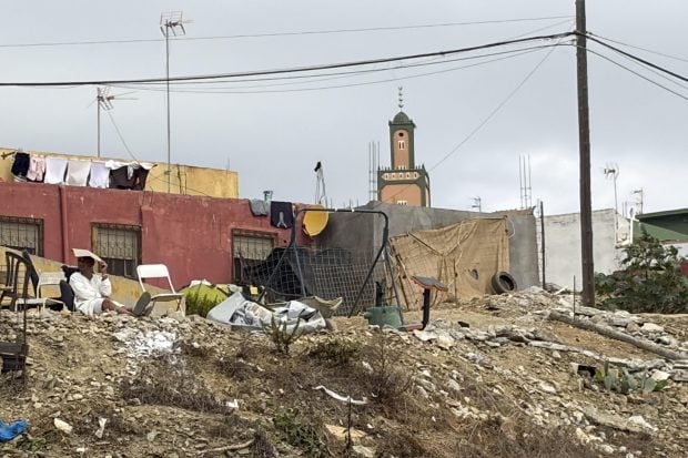Vista del entorno del Tarajal donde ardieron 42 chabolas y aún siguen acampados alrededor de un centenar de marroquíes.
