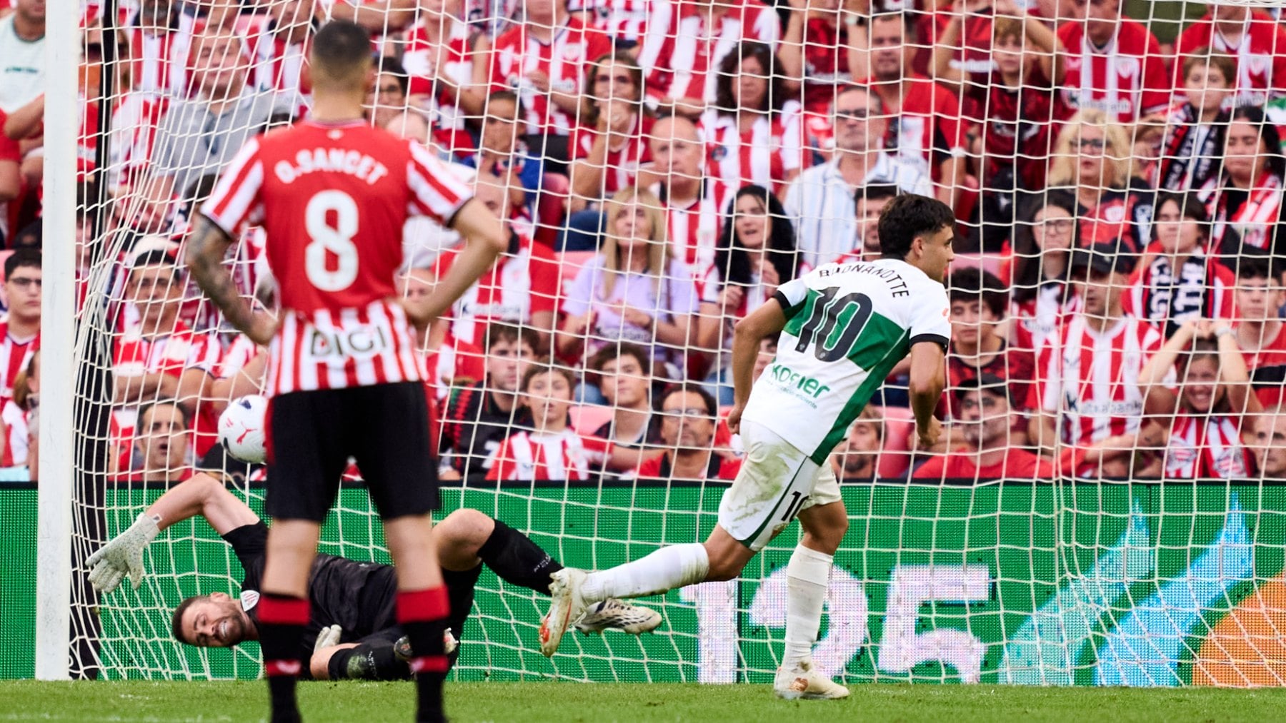 Facundo Buonanotte marca un gol en el Athletic-Elche (Getty)