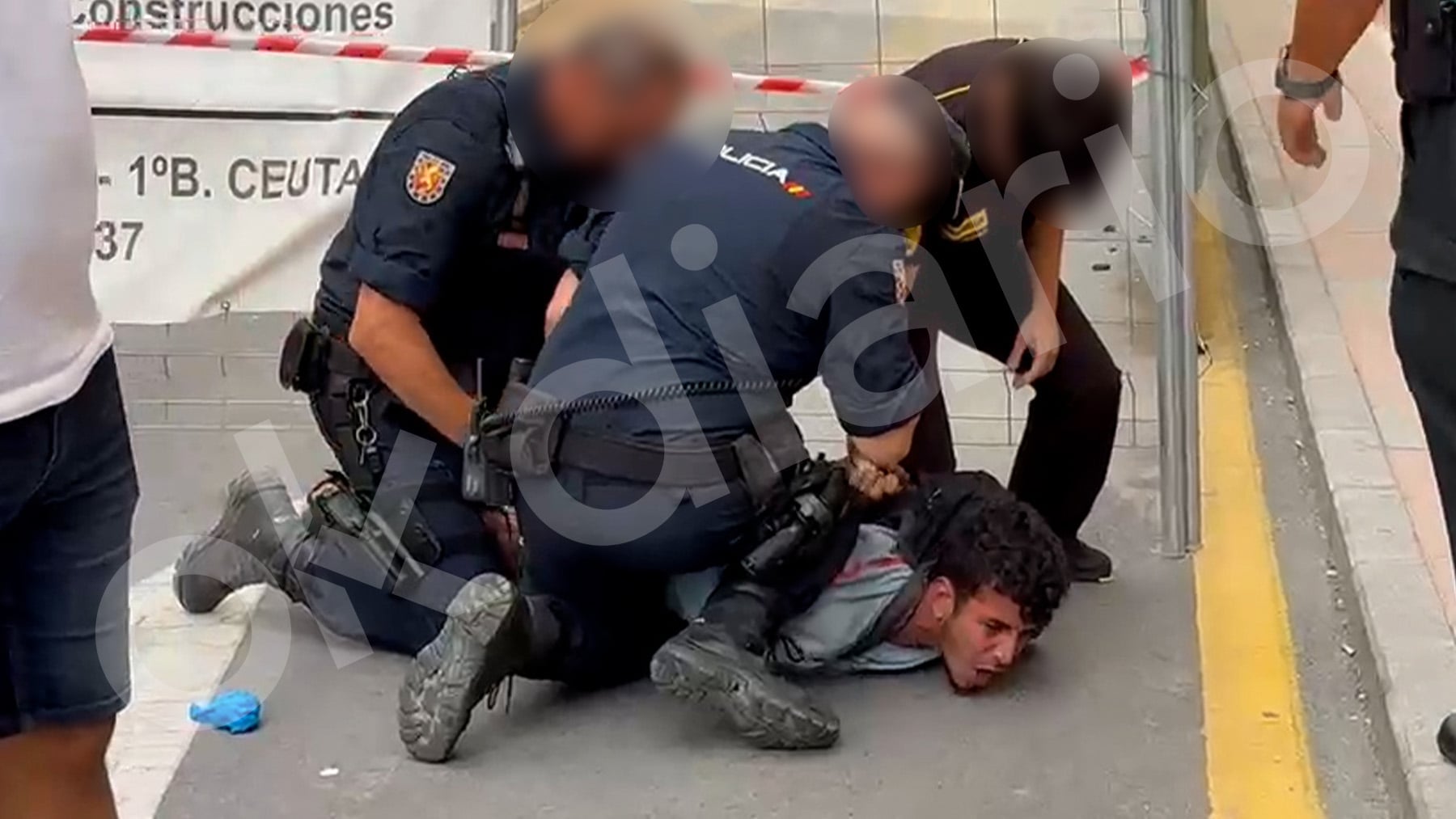 Un grupo de invasores roba a un mendigo frente a la delegación del Gobierno en Ceuta: Le han dado una paliza