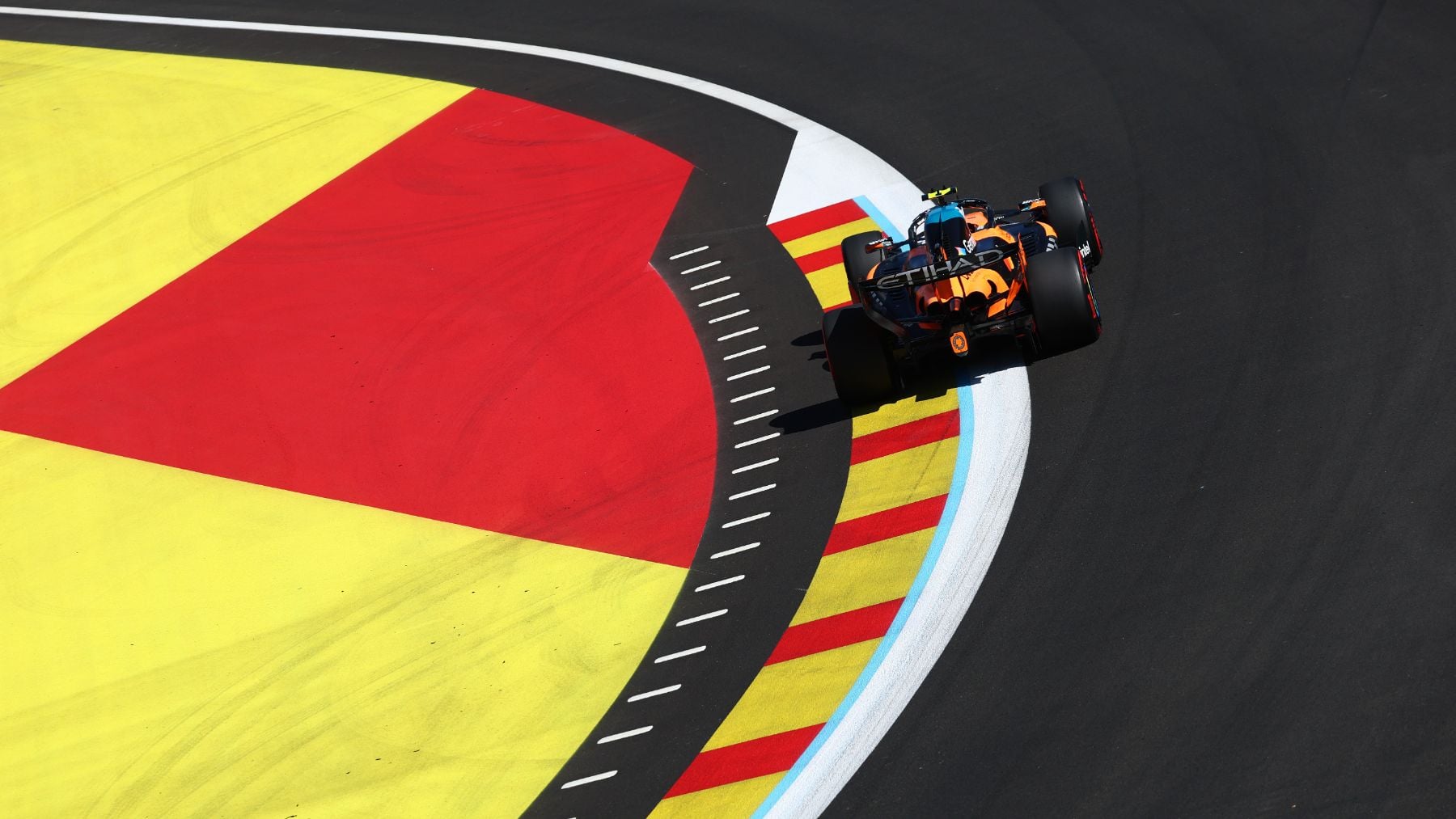 El campeón del mundo derrota al líder: Lando Norris pone su nombre a la primera pole de Madring