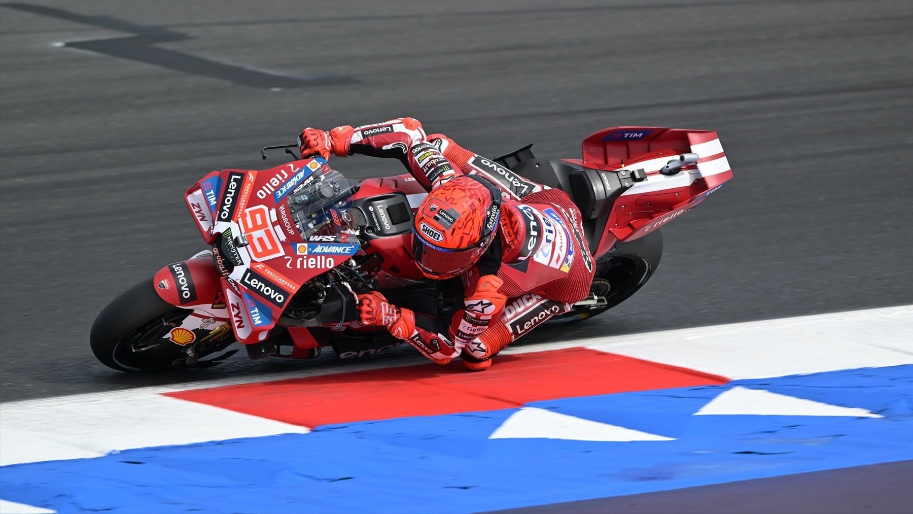Marc Márquez le gana el pulso a Bezzecchi en la Sprint de Misano