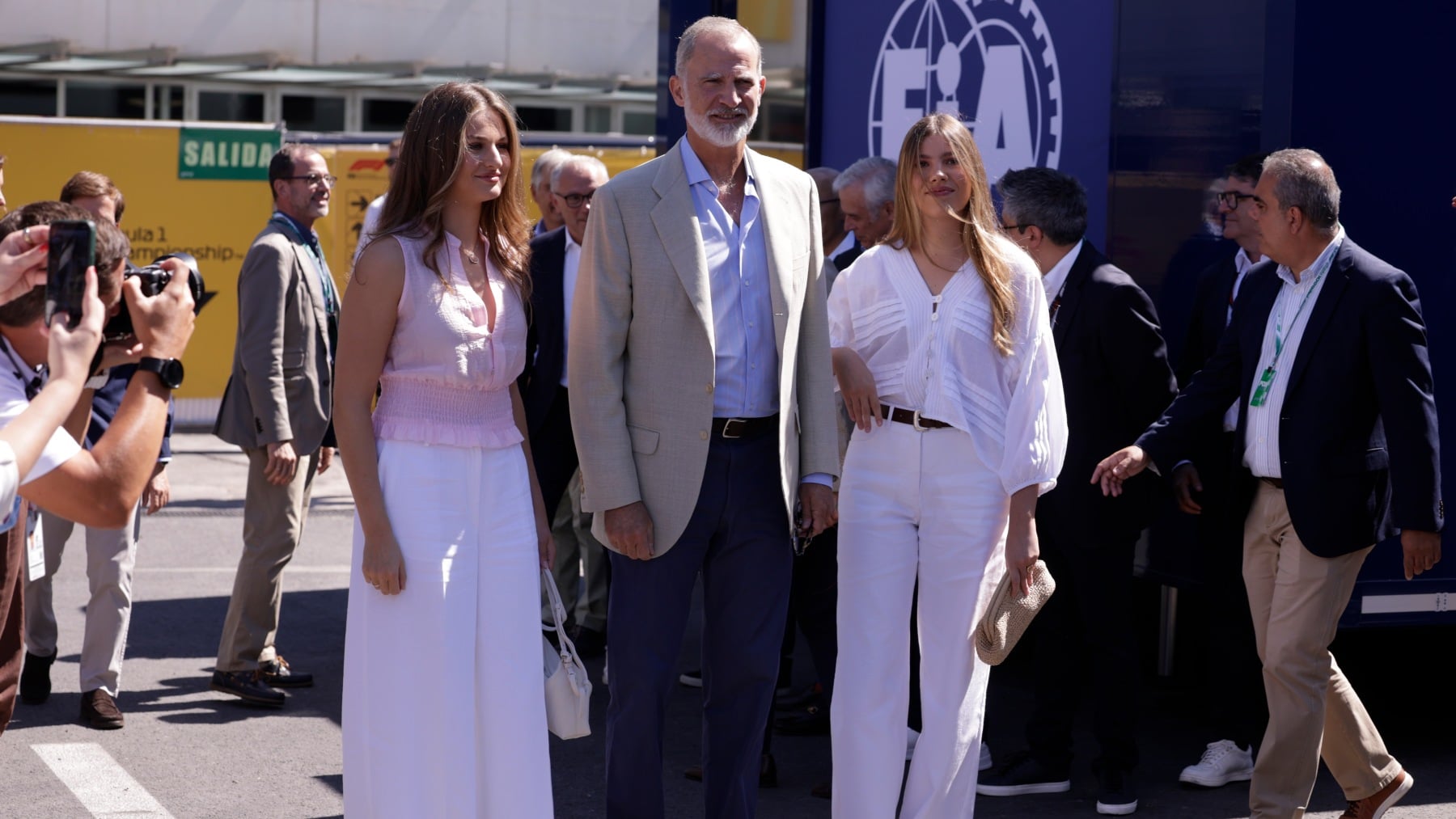 El Rey Felipe VI con la princesa Leonor y la infanta Sofía en la Fórmula 1. (Foto: EFE)