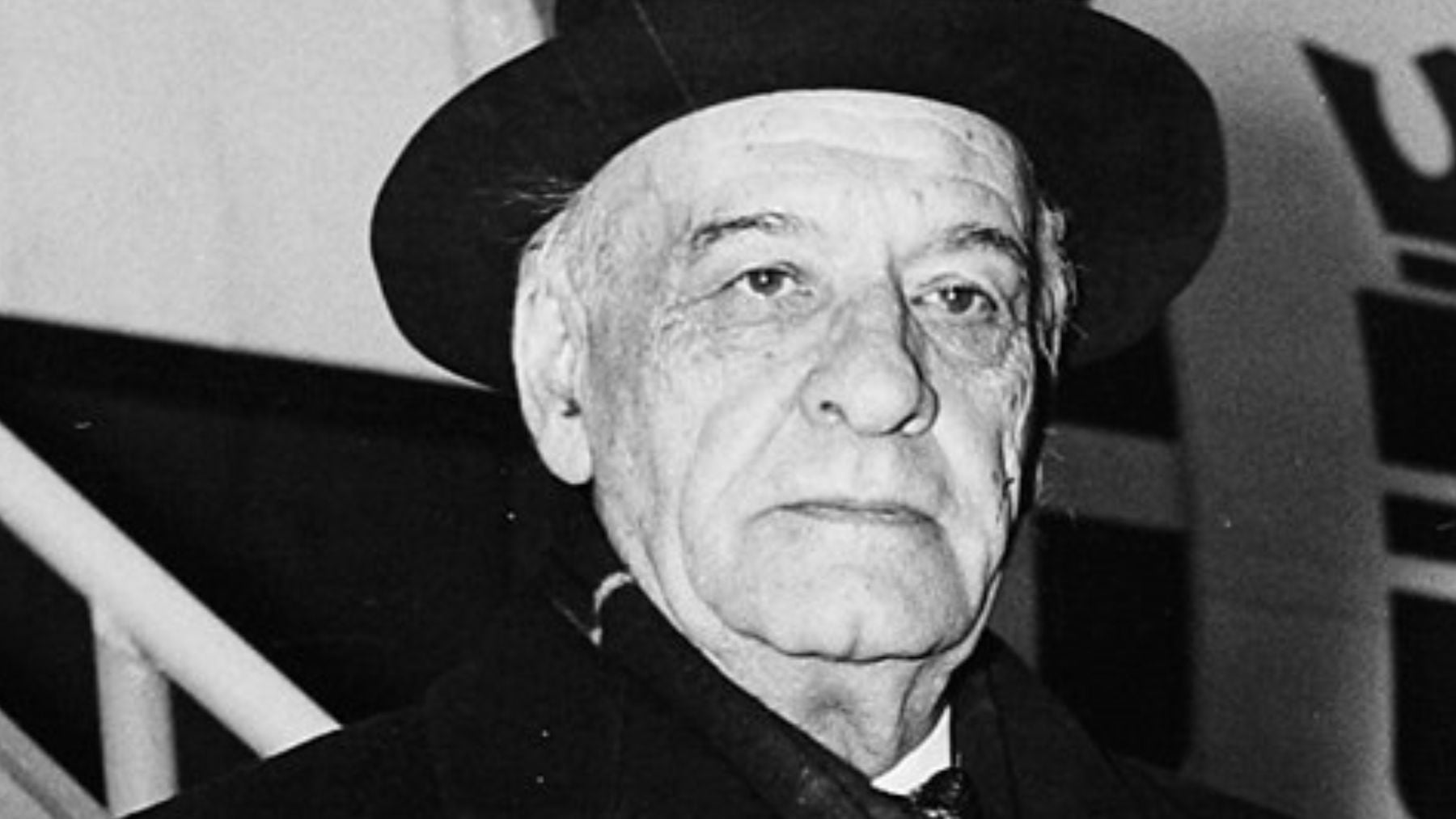 José Ortega y Gasset, filósofo español: Sólo cabe progresar cuando se piensa en grande, sólo es posible avanzar cuando se mira lejos