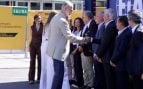 El Rey saluda a las autoridades_ no hay nadie del Gobierno. (EFE)