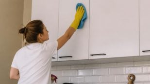 Limpieza muebles altos cocina