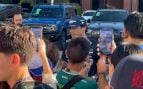 Carlos Sainz llega a Madring en su Ferrari y se para con decenas de aficionados