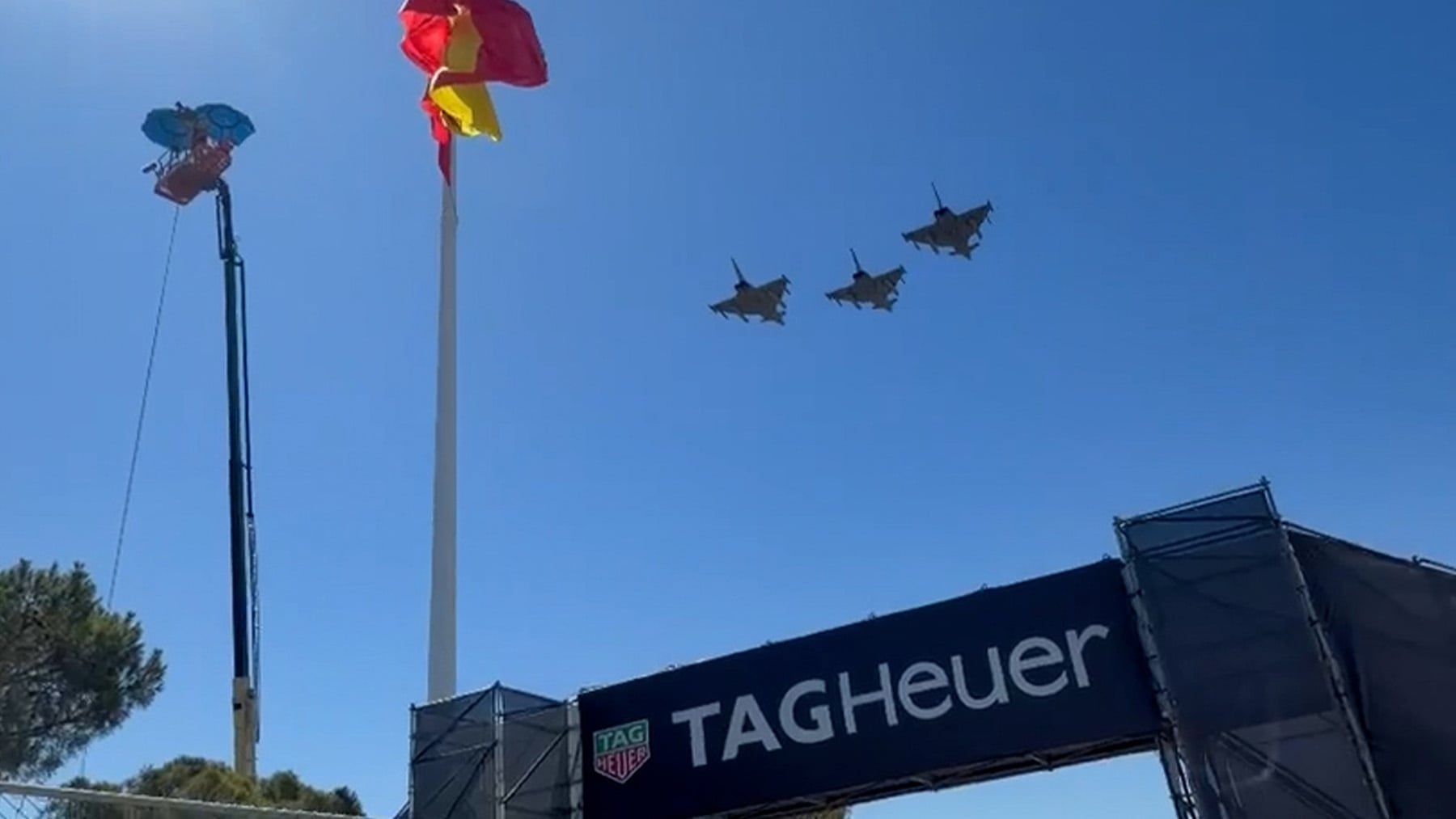 Tres Eurofighter del Ejército del Aire sobrevuelan Madring pero no dibujan en el cielo la bandera de España