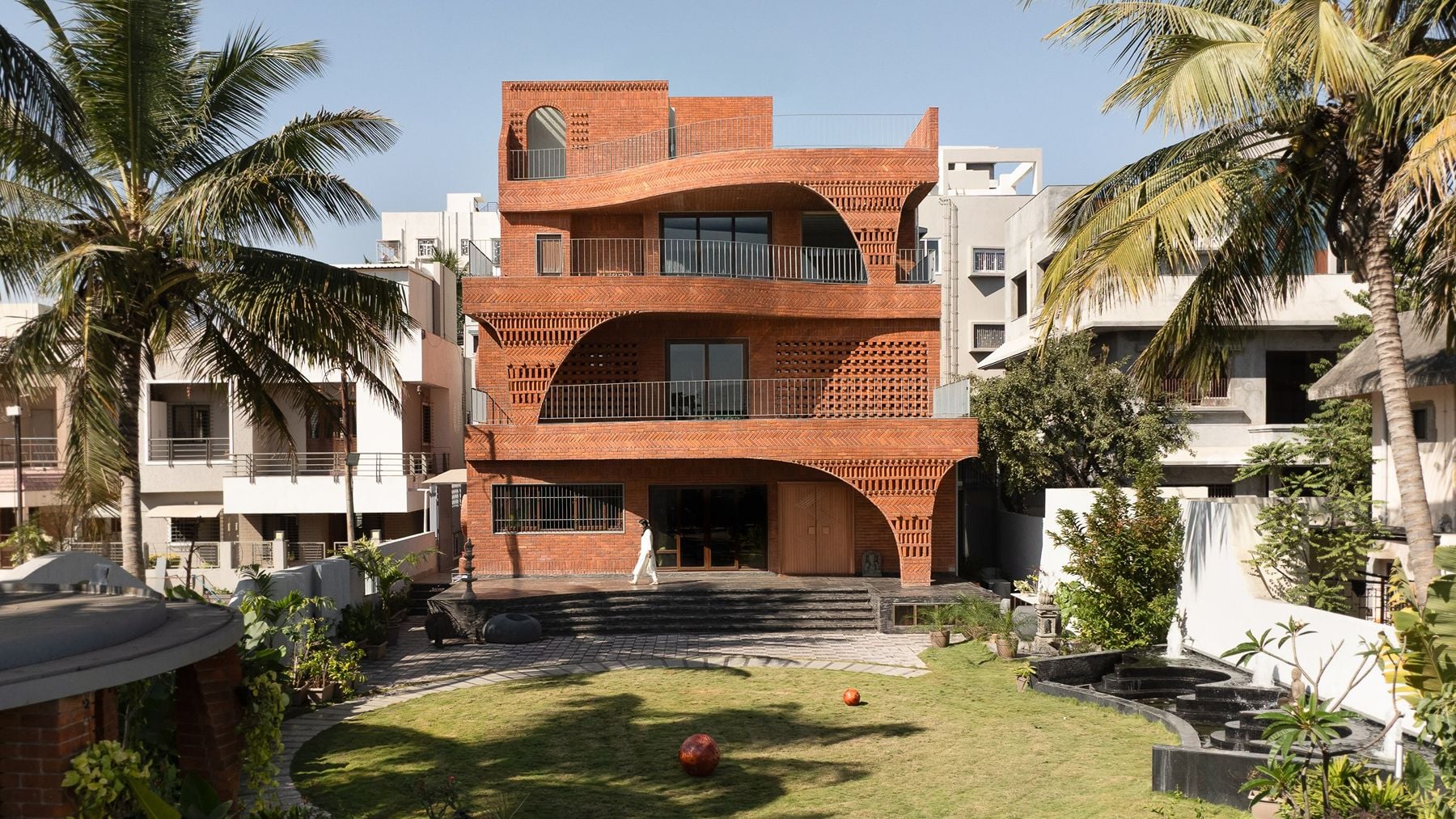 Mientras España sigue con el aire acondicionado en India acaban de construir un edificio con forma de hormiguero que se mantiene fresco sin encender aparatos