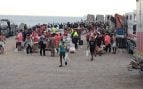 Reparto de comida a los inmigrantes ilegales por parte de Cruz Roja