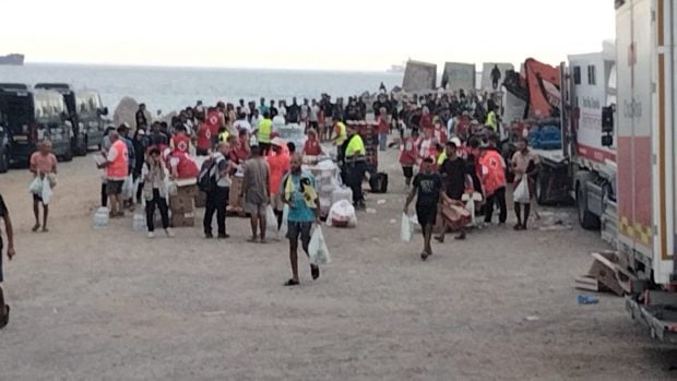 Reparto de comida a los inmigrantes ilegales por parte de Cruz Roja
