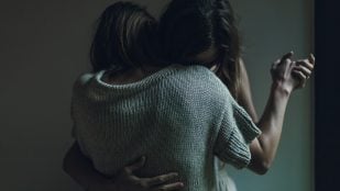 La psicología explica que las personas que rechazan abrazos y besos no son antipáticas, en realidad necesitan controlar el espacio personal