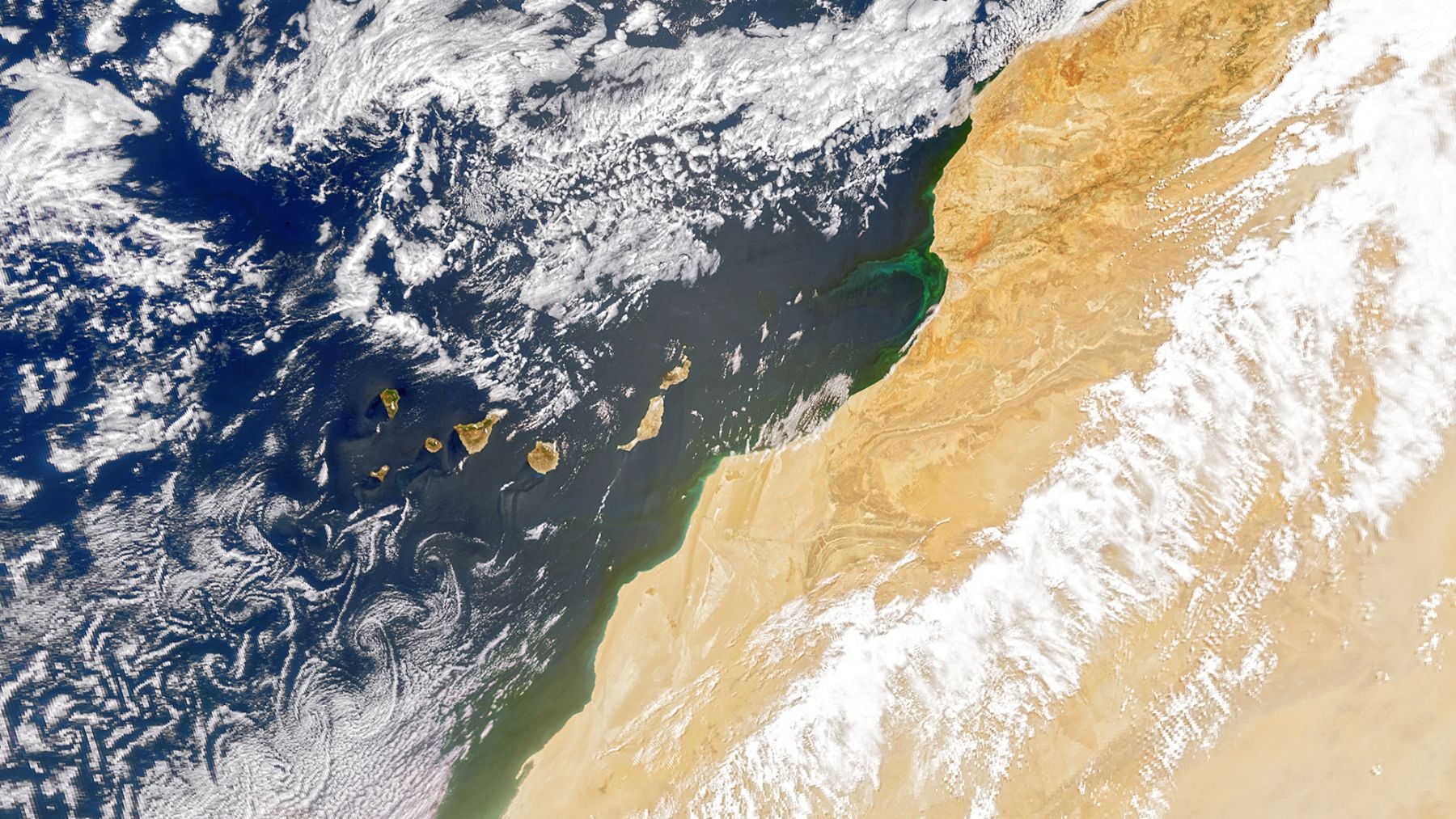 Remolinos y filamentos de nubes cerca de las Islas Canarias. Fuente: NASA.