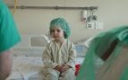 Una niña con tres graves malformaciones de la vía aérea logra soplar las velas por primera vez a los cuatro años