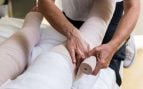 Las piernas hinchadas tras el verano no son normales: cuándo consultar al médico