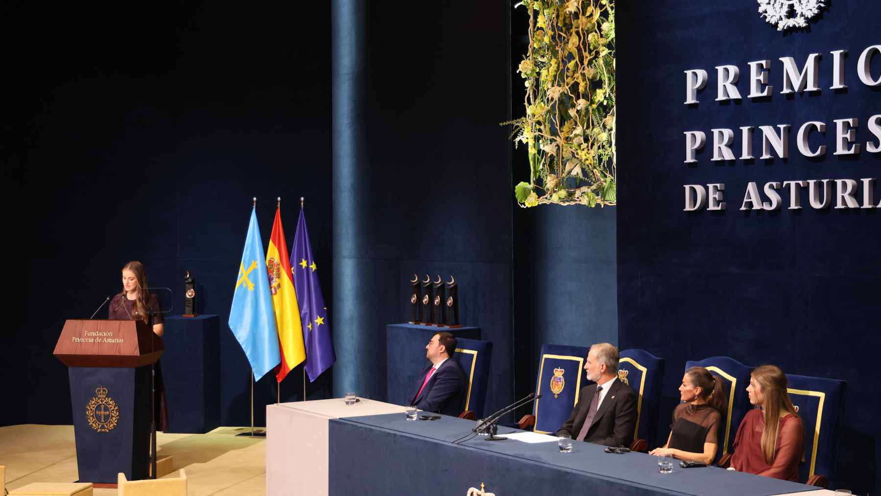 Los Reyes Felipe y Letizia junto a la princesa Leonor en los Premios Princesa de Asturias. (Foto: Europa Press)