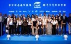 Jugadoras de la Liga F, su presidenta Beatriz Álvarez –en el centro– y el resto de representantes de las instituciones y los clubes. (Liga F)